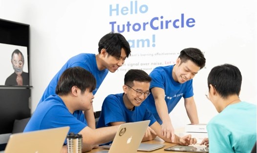 Giám đốc điều hành Tutor Circle Andy Ng (giữa) đã thuê 2 kỹ sư phần mềm từ xa của Malaysia vì không tìm được ứng viên phù hợp tại Hong Kong. Ảnh: Tutor Circle