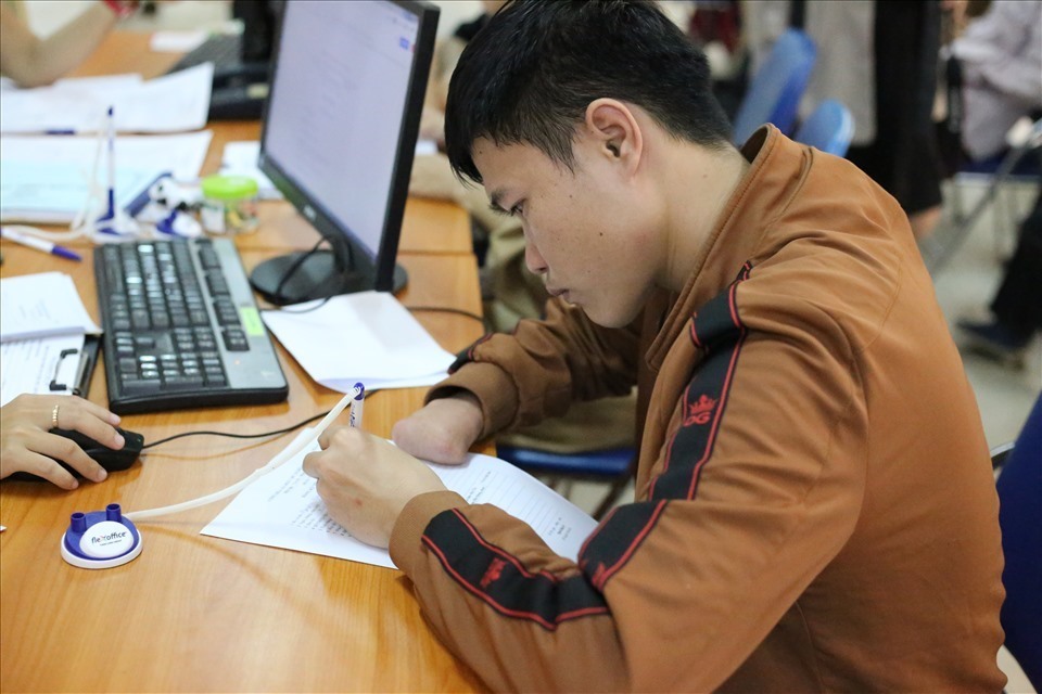 Con của người khuyết tật không thuộc đối tượng được giảm học phí. Ảnh: LDO