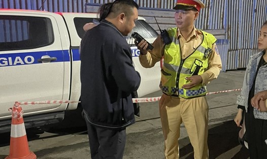 Lực lượng Cảnh sát giao thông tiến hành kiểm tra nồng độ cồn với lái xe người nước ngoài. Ảnh: Công an tỉnh Hải Dương