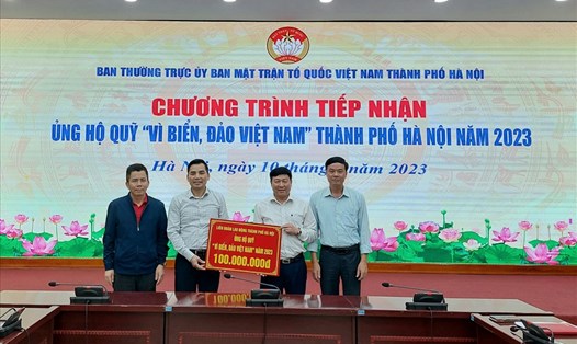 Ông Lê Đình Hùng - Phó Chủ tịch Liên đoàn Lao động Thành phố Hà Nội (thứ hai từ trái sang) trao số tiền ủng hộ Quỹ “Vì biển, đảo Việt Nam” năm 2023 của cơ quan Liên đoàn Lao động TP. Ảnh: Ngọc Ánh