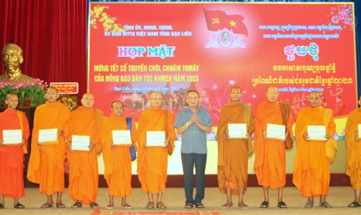Bí thư Tỉnh ủy Bạc Liêu Lữ Văn Hùng tặng quà cho các chức sắc nhân ngày buổi họp mặt tết cổ truyền của dân tộc Khmer Nam bộ. Ảnh: Nhật Hồ