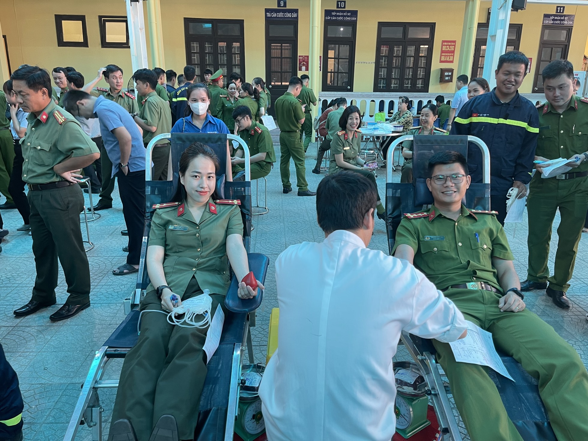 Hàng trăm chiến sĩ công an hiến máu cứu người