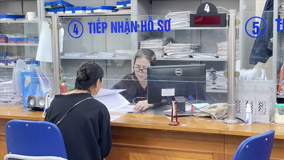 Cán bộ BHXH TP.Hà Nội hướng dẫn người dân làm thủ tục tham gia BHXH tự nguyện. Ảnh: Hà Anh