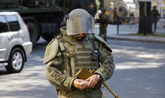 Một người lính trong chiến dịch rà phá bom mìn trên đường phố ở Donetsk, ngày 31.7.2022. Ảnh: Xinhua