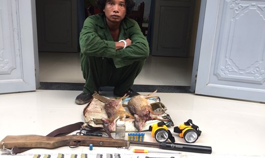Đối tượng Huỳnh Văn Biến (39 tuổi) săn bắt động vật hoang dã cùng các tang vật liên quan. Ảnh: Hà Anh Chiến