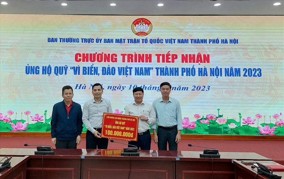 Ông Lê Đình Hùng - Phó Chủ tịch Liên đoàn Lao động Thành phố Hà Nội (thứ hai từ trái sang) trao số tiền ủng hộ Quỹ “Vì biển, đảo Việt Nam” năm 2023 của cơ quan Liên đoàn Lao động TP. Ảnh: Ngọc Ánh