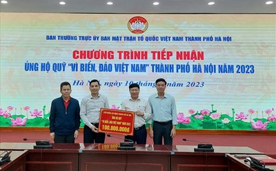 Ông Lê Đình Hùng - Phó Chủ tịch Liên đoàn Lao động Thành phố Hà Nội (thứ hai từ trái sang) trao số tiền ủng hộ Quỹ “Vì biển, đảo Việt Nam” năm 2023 của cơ quan Liên đoàn Lao động TP. Ảnh: Ngọc Ánh