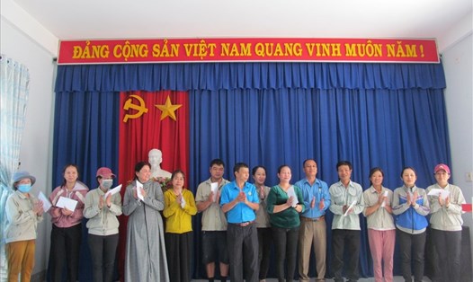Ông Nguyễn Văn Nguyên, Phó Chủ tịch LĐLĐ tỉnh Kon Tum thăm hỏi, động viên và trao hỗ trợ cho đoàn viên. Ảnh: Thanh Hòa