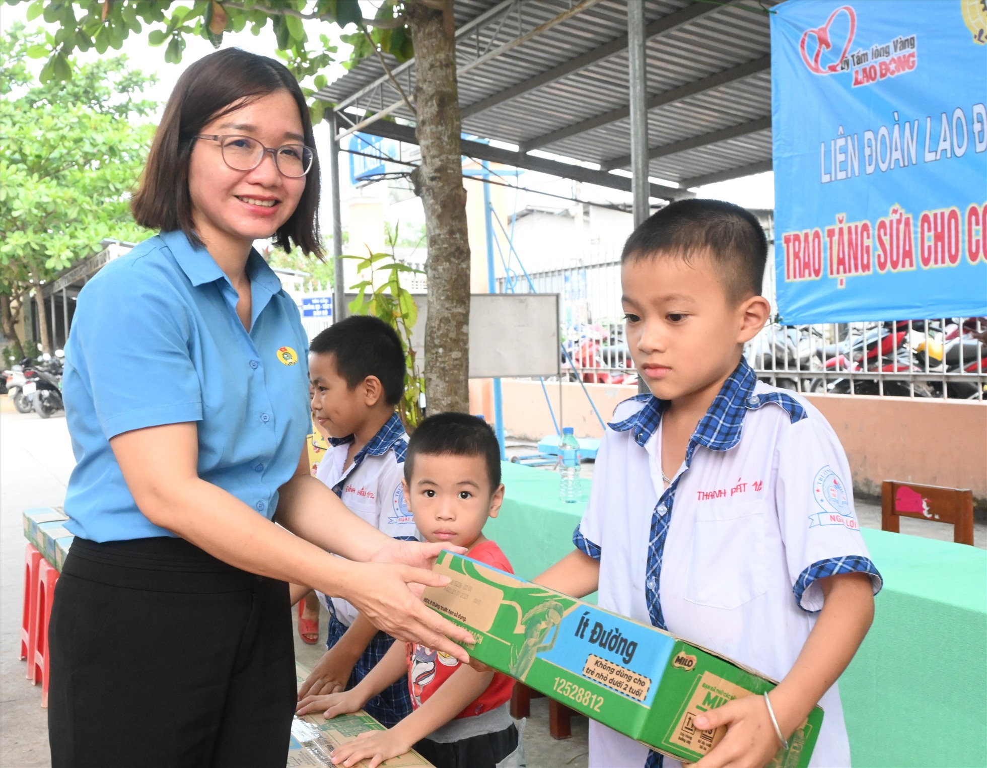 Bà Phạm Thị Quyên - Phó Chủ tịch LĐLĐ tỉnh Long An - trao quà cho con công nhân lao động. Ảnh: Thành Nhân