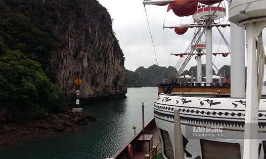 Tại hầu hết các vị trí tàu nghỉ đêm neo đậu trên vịnh Hạ Long hiện đều không có sóng điện thoại. Ảnh: Nguyễn Hùng