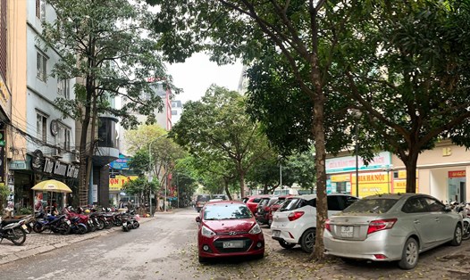 Tại nhiều tuyến phố ở Hà Nội, tình trạng ôtô lấn chiếm lòng đường, vỉa hè lại tái diễn. Ảnh: Thu Hiền