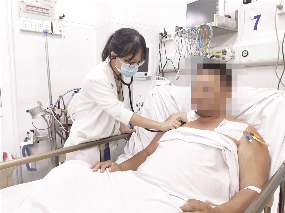 Bệnh nhân được bác sĩ thăm khám trong quá trình sau mổ. Ảnh: Bệnh viện cung cấp