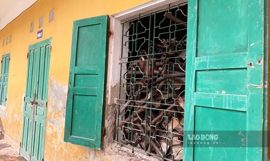 Hai ngôi trường ở xã Du Lễ, huyện Kiến Thuỵ (TP Hải Phòng) bỏ hoang, phòng học thành kho chứa sắt thép. Ảnh: Hà Vi