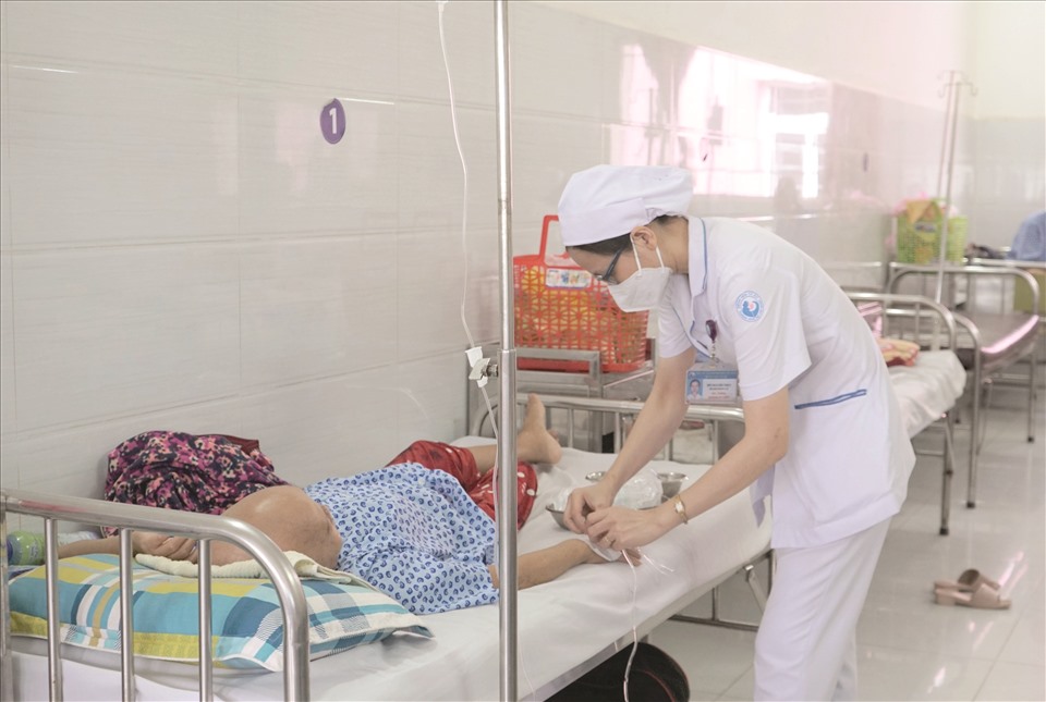 Bác sĩ thăm khám cho bệnh nhân. Ảnh: Như Quỳnh