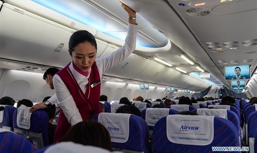 Tiếp viên hàng không trên một chuyến bay nội địa của Trung Quốc. Ảnh minh họa. Ảnh: Xinhua
