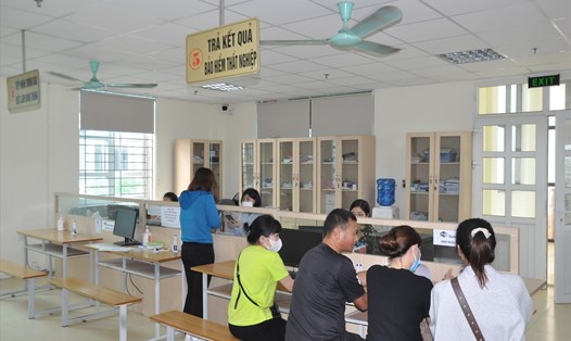 Công nhân lao động làm thủ tục hưởng trợ cấp thất nghiệp tại Trung tâm Dịch vụ việc làm tỉnh Bắc Giang sau khi nghỉ việc. Ảnh: Bảo Hân