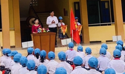 Hiệu trưởng Phan Anh Tuấn nhận lỗi, xin lỗi toàn thể học sinh, giáo viên nhà trường, đại diện cha mẹ học sinh. Ảnh: Cộng tác viên