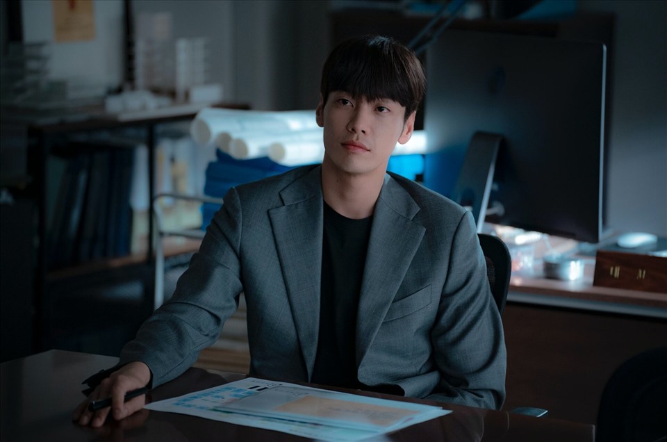 Nam chính phim Mối tình ngang trái. Ảnh: Nhà sản xuất Disney+