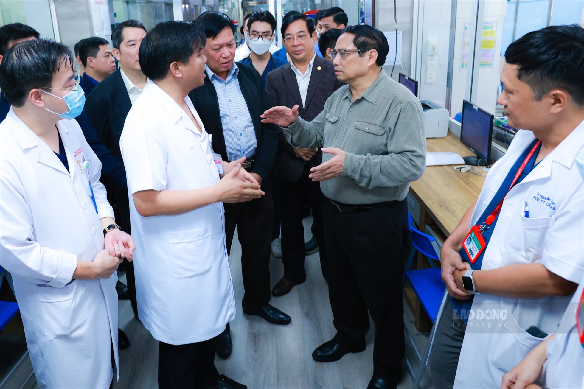 Thủ tướng kiểm tra tình hình đáp ứng vật tư y tế và thuốc men tại Bệnh viện Bạch Mai. Ảnh: Hải Nguyễn