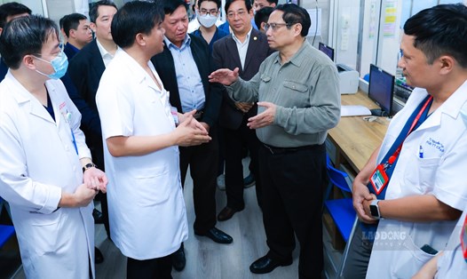 Thủ tướng kiểm tra tình hình đáp ứng vật tư y tế và thuốc men tại Bệnh viện Bạch Mai. Ảnh: Hải Nguyễn