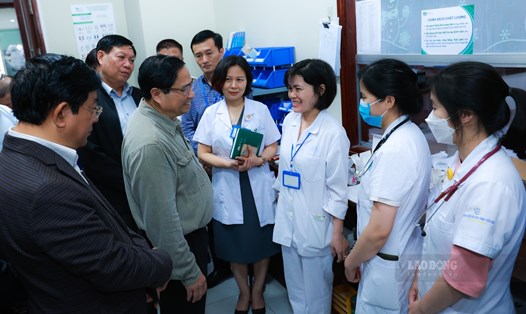 Thủ tướng trao đổi với cán bộ khoa Dược về tình hình đáp ứng vật tư y tế và thuốc men tại Bệnh viện Nhi Trung ương. Ảnh: Hải Nguyễn