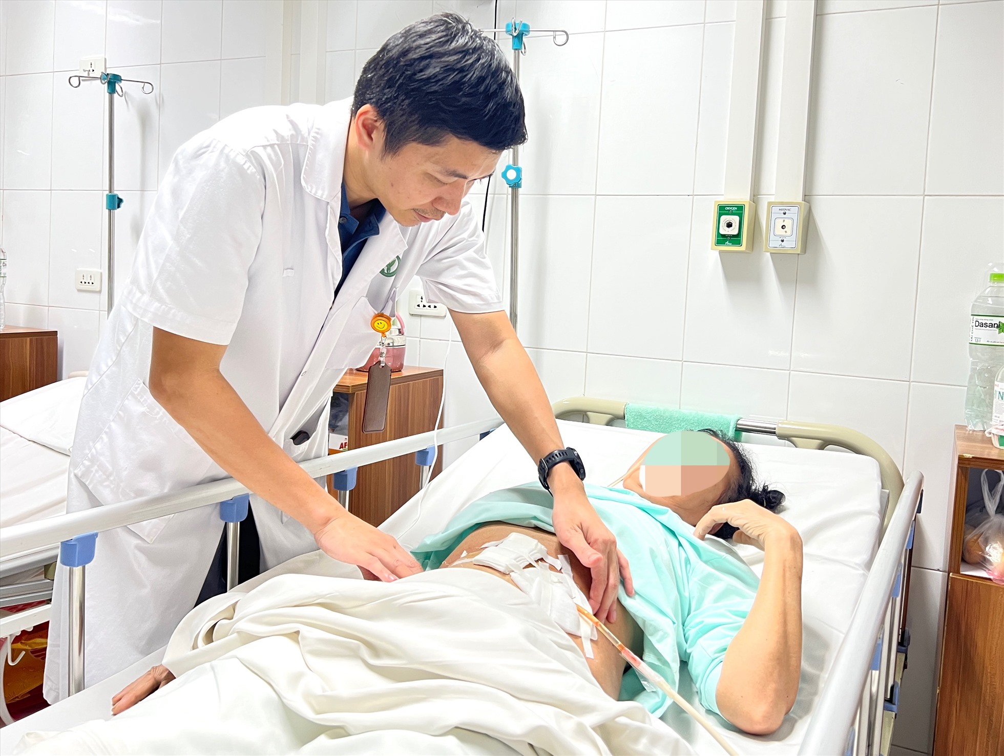 Bác sĩ kiểm tra sức khoẻ cho người bệnh. Ảnh: Bệnh viện cung cấp