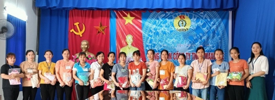 100 bộ áo dài được trao cho các nữ đoàn viên Công ty TNHH Maxcore. Ảnh: CĐCS