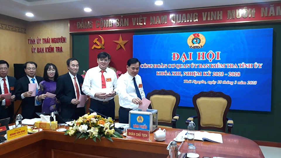 Các đại biểu bầu Ban chấp hành tại đại hội công đoàn cơ sở. Ảnh: Công đoàn Thái Nguyên