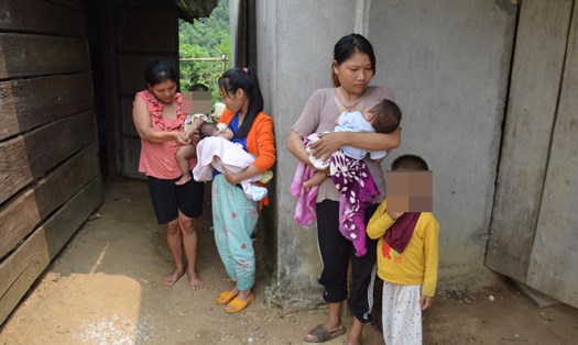 Những đứa trẻ ở thôn Tang đang bị bệnh ghẻ hành hạ. Ảnh: Ngọc Viên