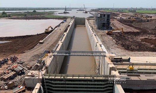 Toàn cảnh kênh đào hơn 100 triệu USD sắp đi vào hoạt động tại Nam Định. Ảnh: Lương Hà