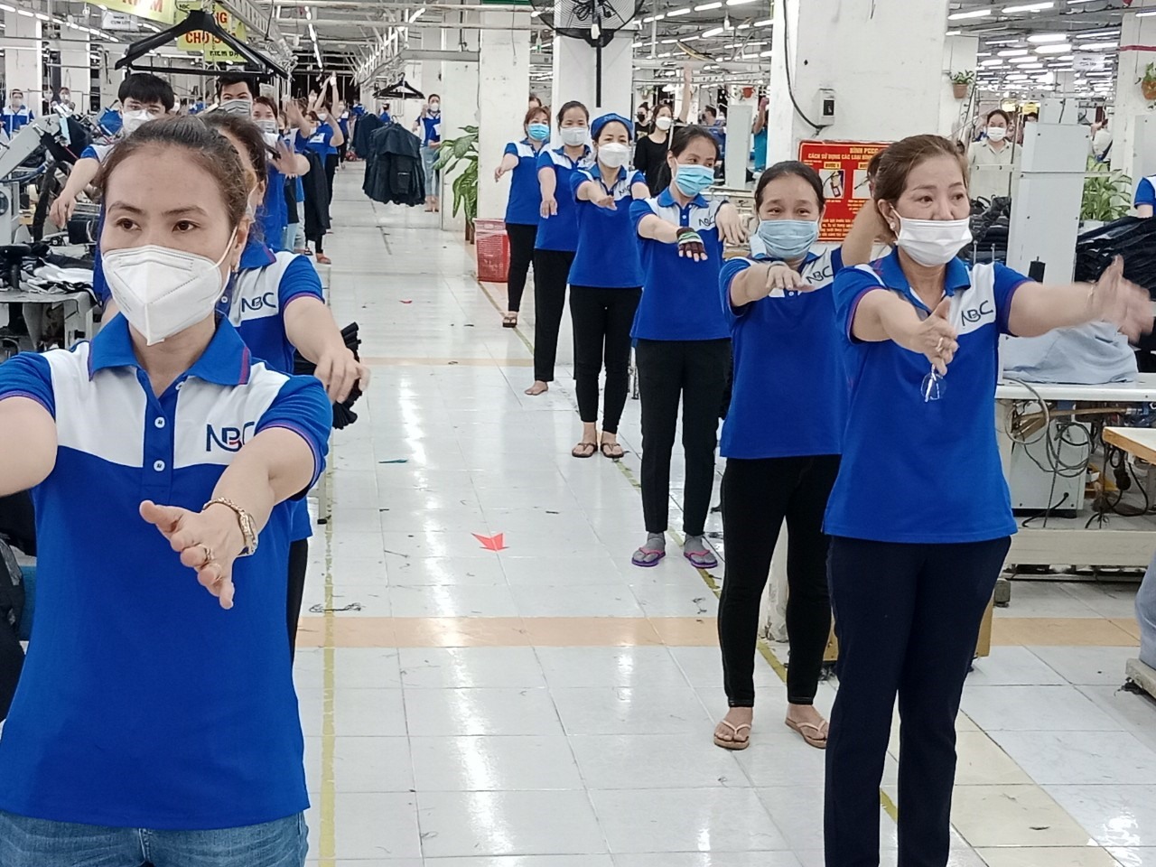 CNLĐ Tổng công ty May Nhà Bè - CTCP thực hiện bài thể dục giữa giờ. 
Ảnh: CĐCS