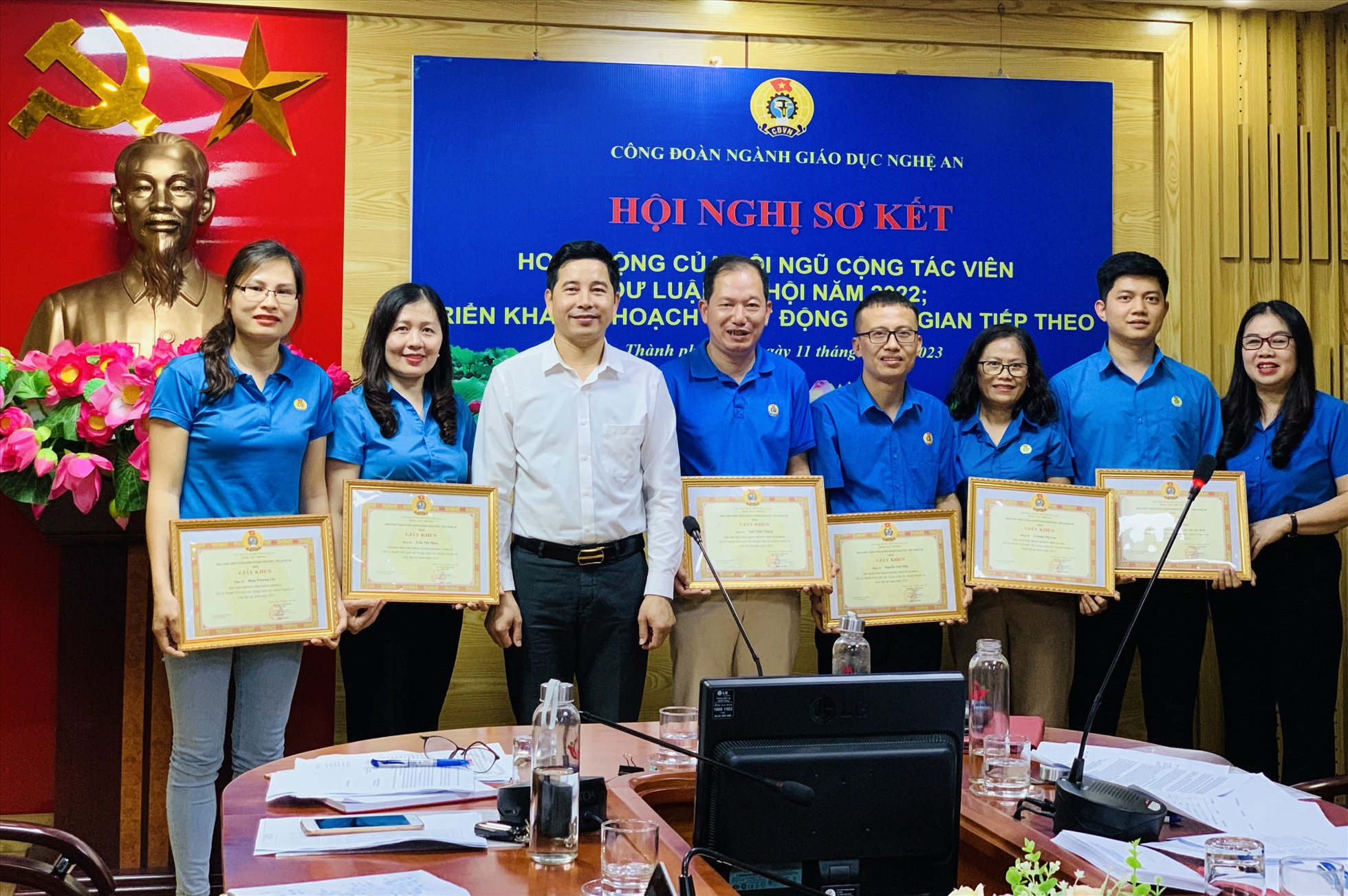 Công đoàn ngành giáo dục Nghệ An khen thưởng 6 cá nhân xuất sắc trong công tác tuyên truyền năm 2022. Ảnh: Quỳnh Trang