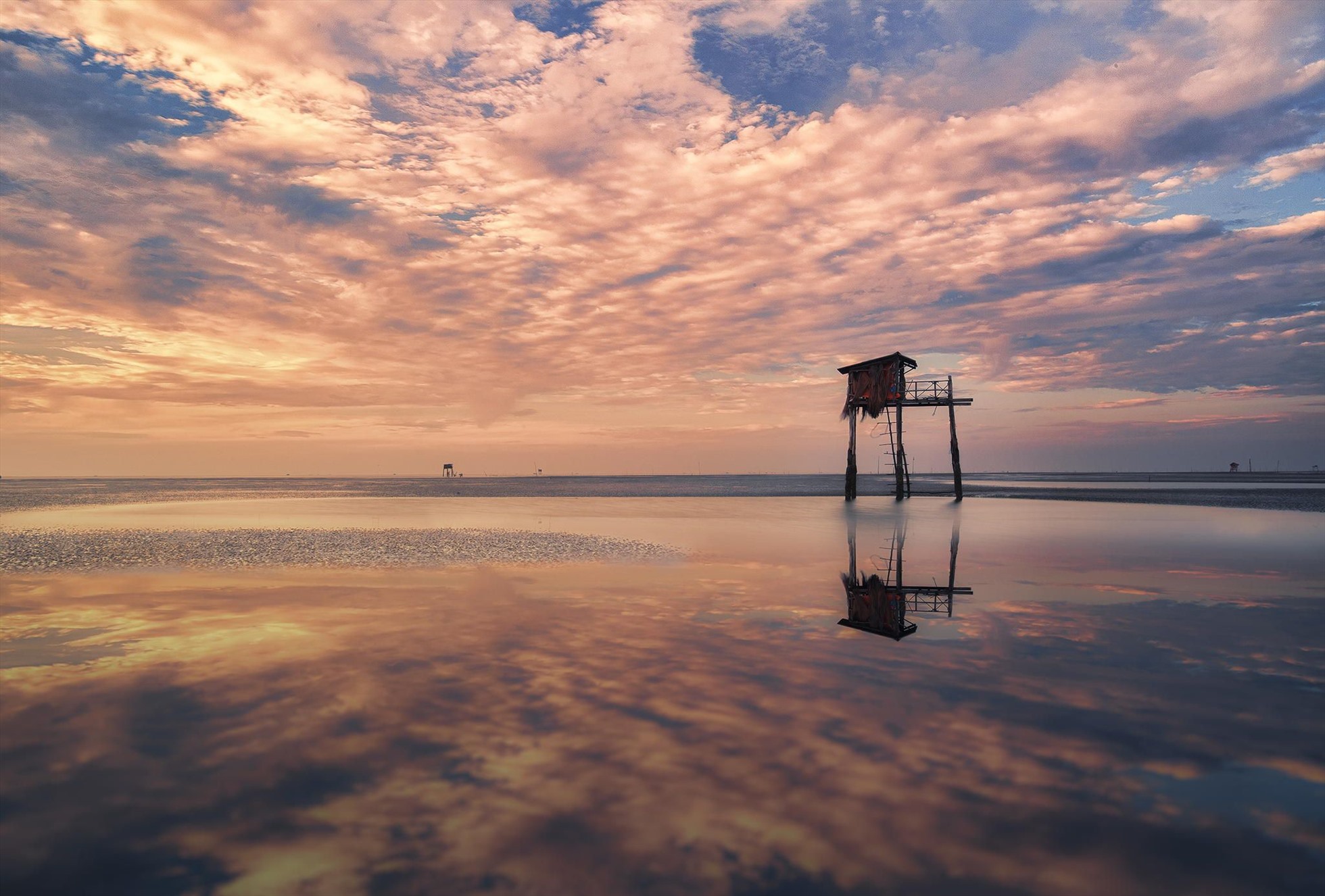 Biển Cần Giờ như chiếc gương khổng lồ lúc bình minh. Ảnh: My Tour