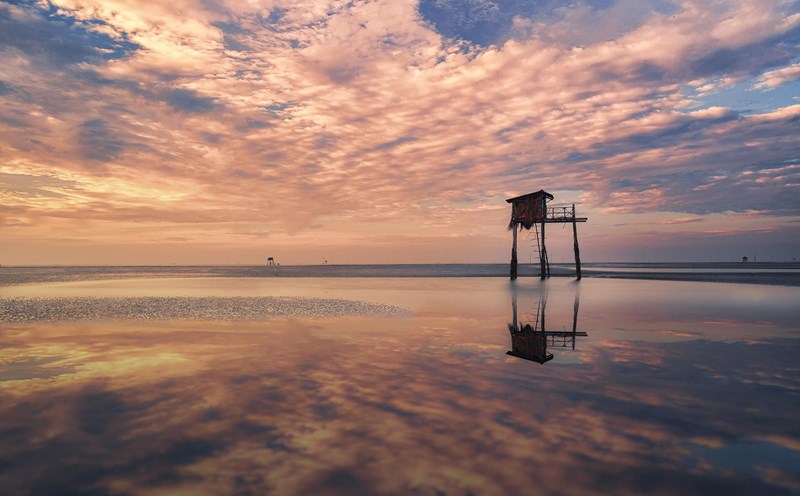 Biển Cần Giờ như chiếc gương khổng lồ lúc bình minh. Ảnh: My Tour