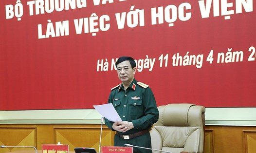 Đại tướng Phan Văn Giang - Uỷ viên Bộ Chính trị, Phó Bí thư Quân uỷ Trung ương, Bộ trưởng Bộ Quốc phòng - phát biểu kết luận buổi làm việc. Ảnh: Nguyên Hải/Bộ Quốc phòng