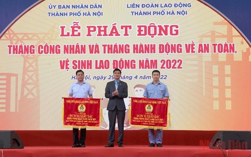 Phó Chủ tịch Tổng Liên đoàn Lao động Việt Nam Ngọ Duy Hiểu trao tặng Cờ thi đua cho các tập thể có thành tích xuất sắc trong công tác an toàn lao động vệ sinh lao động tại Lễ phát động Tháng công nhân và Tháng hành động về An toàn vệ sinh lao động năm 2022. Ảnh: Minh Hải