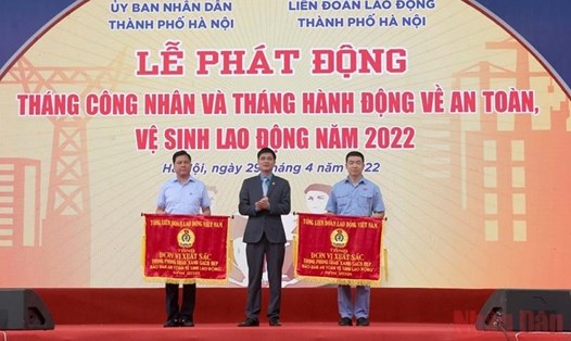 Phó Chủ tịch Tổng Liên đoàn Lao động Việt Nam Ngọ Duy Hiểu trao tặng Cờ thi đua cho các tập thể có thành tích xuất sắc trong công tác an toàn lao động vệ sinh lao động tại Lễ phát động Tháng công nhân và Tháng hành động về An toàn vệ sinh lao động năm 2022. Ảnh: Minh Hải