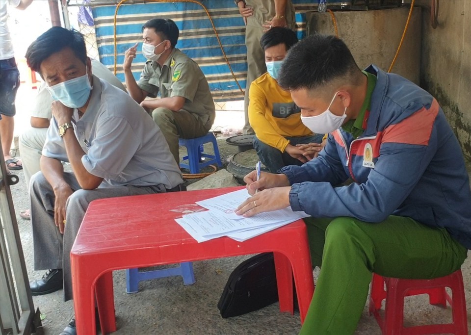 Công an xác minh vụ chết người ở Thuận An, Bình Dương. Ảnh: Đình Trọng