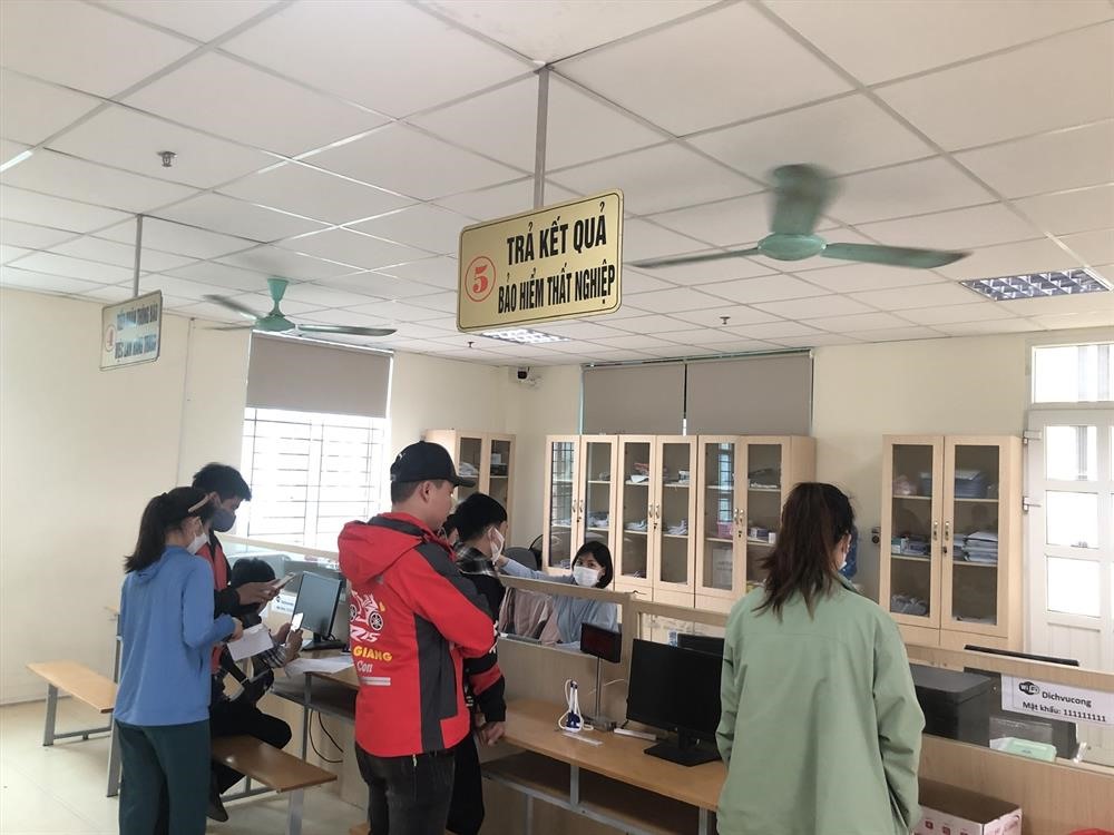 Công nhân nhận trợ cấp thất nghiệp tại Trung tâm Dịch vụ việc làm tỉnh Bắc Giang. Ảnh: Bảo Hân