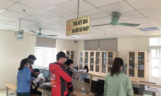 Công nhân nhận trợ cấp thất nghiệp tại Trung tâm Dịch vụ việc làm tỉnh Bắc Giang. Ảnh: Bảo Hân