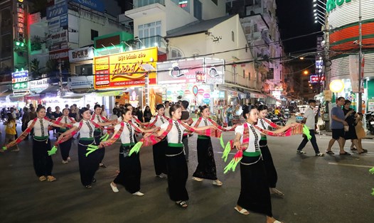 Những điệu múa tại Tuần Du lịch văn hóa Tây Bắc năm 2023 thu hút đông đảo du khách. Ảnh: Tạ Quang