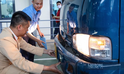 Cảnh sát giao thông tiếp tục hỗ trợ các trung tâm đăng kiểm ở Hà Nội và TPHCM. Ảnh: Tô Thế