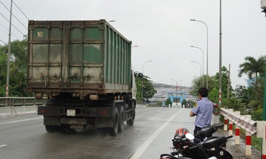 Xe chở rác vào một khu xử lý rác thải ở TP Hồ Chí Minh.  Ảnh: Minh Quân