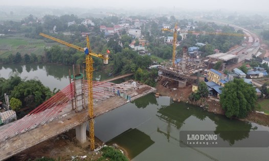 Cây cầu gần 500 tỉ có quy mô lớn nhất tỉnh Thái Nguyên sẽ sớm hoàn thành trước tháng 8.2023. Ảnh: Nguyễn Hoàn.
