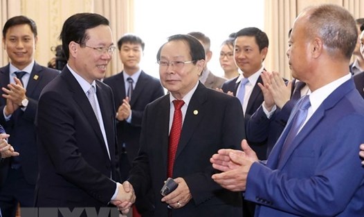 Chủ tịch nước Võ Văn Thưởng và các đại biểu trong cuộc gặp ở Đại sứ quán 
Việt Nam tại Lào. Ảnh: TTXVN