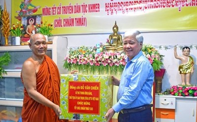 Chủ tịch Ủy ban Mặt trận Tổ quốc Việt Nam Đỗ Văn Chiến tặng quà chúc Tết Chôl Chnăm Thmây Hòa thượng Thạch Hà - Chủi tịch Hội Đoàn kết sư sãi yêu nước tỉnh Cà Mau. Ảnh: Báo Cà Mau