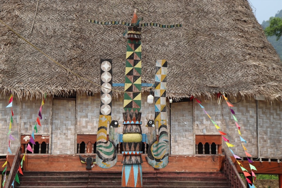 Nhà sinh hoạt truyền thống của người dân tộc Cơ Tu tại Đà Nẵng bị hư hỏng sau đợt mưa bão năm 2022. Ảnh: Nguyễn Linh