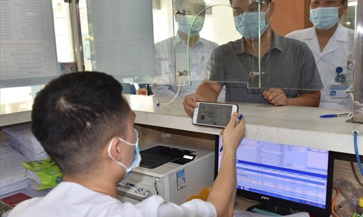 Người dân dùng hình ảnh thẻ BHYT trên ứng dụng VssID - BHXH số để đi khám chữa bệnh. Ảnh: BHXH Việt Nam