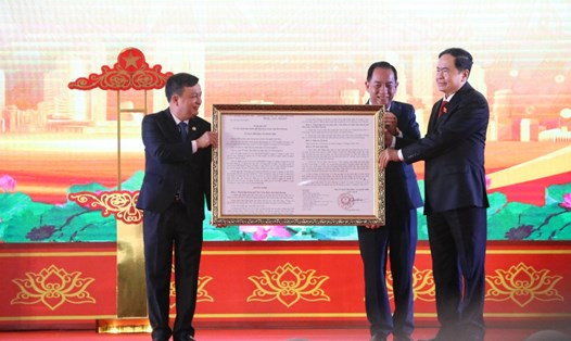 Phó Chủ tịch Quốc hội Trần Thanh Mẫn (phải) trao quyết định thành lập thành phố Tân Uyên cho lãnh đạo thành phố. Ảnh: Đình Trọng