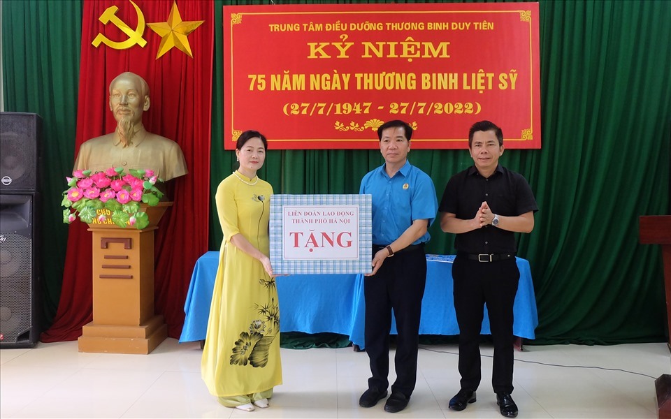 Cán bộ công đoàn thăm và tặng quà Trung tâm Điều dưỡng Thương binh Duy Tiên. Ảnh: Mai Quý